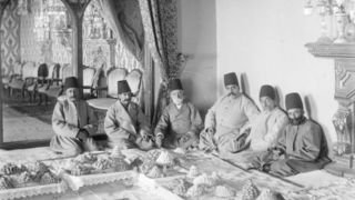 مهمانی در کاخ برادر ناصرالدین شاه با طبق‌های شیرینی
