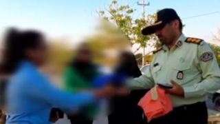 اهدا روسری‌ به دختران بی‌حجاب توسط پلیس 