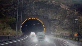بارش باران در محورهای البرز/خطر ریزش سنگ در جاده چالوس