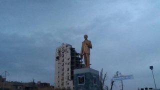 اصلی‌ترین مجسمه حافظ اسد هم پایین کشیده و تخریب شد