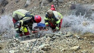 تصاویر سقوط وحشتناک خودرو کوییک به عمق ۱۰۰ متری دره در اتوبان خرازی تهران تصاویر سقوط وحشتناک خودرو کوییک به عمق ۱۰۰ متری دره در اتوبان خرازی تهران