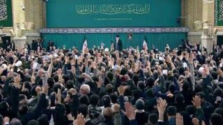 حال و هوای حسینیه امام خمینی(ره) دقایقی پیش از دیدار مردم با رهبر انقلاب حال و هوای حسینیه امام خمینی(ره) دقایقی پیش از دیدار مردم با رهبر انقلاب