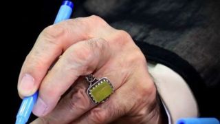 استفتاء از امام خامنهای؛ میزان اطاعت از مادر استفتاء از امام خامنهای؛ میزان اطاعت از مادر