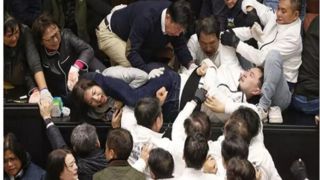 درگیری و زد و خورد شدید نمایندگان مجلس تایوان درگیری و زد و خورد شدید نمایندگان مجلس تایوان