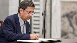 همتی: برای مقابله با حذف رانت هر روز یک خبر جعلی درست میکنند همتی: برای مقابله با حذف رانت هر روز یک خبر جعلی درست میکنند