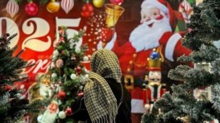 حال و هوای کریسمس در خیابان میرزای شیرازی حال و هوای کریسمس در خیابان میرزای شیرازی