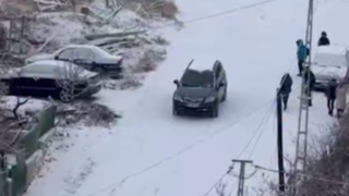 سرسره بازی خودروها در خیابان یخ زده