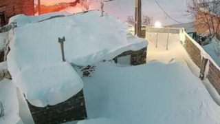 این روستا در برف دفن شد! این روستا در برف دفن شد!