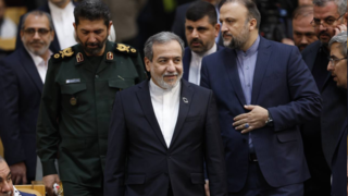 عراقچی: شکست ارتش سوریه باید برای ما یک زنگ هشدار باشد عراقچی: شکست ارتش سوریه باید برای ما یک زنگ هشدار باشد