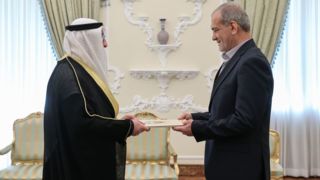 تقدیم استوارنامه سفرای جدید ۱۰ کشور به رئیس جمهور تقدیم استوارنامه سفرای جدید ۱۰ کشور به رئیس جمهور