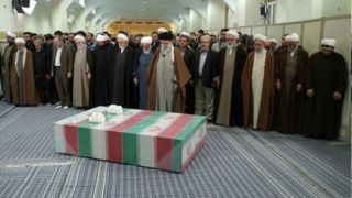 اقامه نماز رهبر انقلاب بر پیکر دو قاضی شهید اقامه نماز رهبر انقلاب بر پیکر دو قاضی شهید