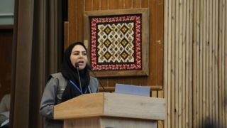 خبرنگار صداوسیما با اعتراض مانع از ادامه سخنرانی رئیس جمهور شد خبرنگار صداوسیما با اعتراض مانع از ادامه سخنرانی رئیس جمهور شد