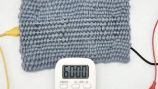 این باتری نخی برای تولید انرژی از آب شور دریا استفاده میکند این باتری نخی برای تولید انرژی از آب شور دریا استفاده میکند