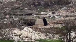 یک تنه مقابل لشگر تانک ها یک تنه مقابل لشگر تانک ها