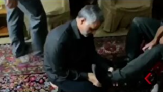 وقتی حاج قاسم سلیمانی برای یک جانباز جوراب می‌پوشاند