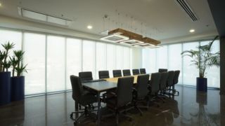  پرده‌ اداری ضد نور (پرده بلک اوت) چیست و چگونه کار می‌کند؟