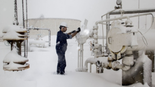 تلاشهای کارکنان صنعت نفت در برف و سرما تلاشهای کارکنان صنعت نفت در برف و سرما