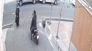 سرقت گردنبند از یک پیرزن در محله پیروزی تهران سرقت گردنبند از یک پیرزن در محله پیروزی تهران