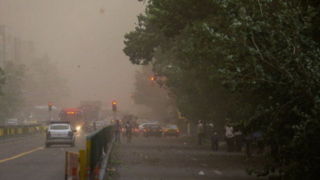 وضعیت خطرناک تهران؛ درخانه بمانید/ طوفان و باد شدید و کمسابقه به پایتخت میآید وضعیت خطرناک تهران؛ درخانه بمانید/ طوفان و باد شدید و کمسابقه به پایتخت میآید