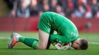 تصویب قانونی جسورانه علیه گلرها؛ «اتلاف وقت» گران تمام میشود! تصویب قانونی جسورانه علیه گلرها؛ «اتلاف وقت» گران تمام میشود!