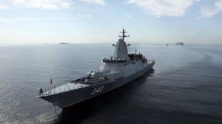 لحظه ورود ناوهای نیروی دریایی چین و روسیه به آبهای سرزمینی ایران لحظه ورود ناوهای نیروی دریایی چین و روسیه به آبهای سرزمینی ایران