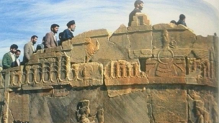 چه کسی مانع تخریب آرامگاه فردوسی در اوایل انقلاب شد؟ چه کسی مانع تخریب آرامگاه فردوسی در اوایل انقلاب شد؟