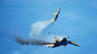 برخورد ۲ جنگندۀ فرانسوی در یک نمایش هوایی برخورد ۲ جنگندۀ فرانسوی در یک نمایش هوایی