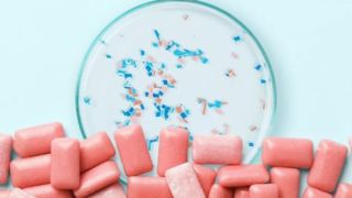 جویدن آدامس میتواند بزاق را به هزاران میکروپلاستیک آغشته کند جویدن آدامس میتواند بزاق را به هزاران میکروپلاستیک آغشته کند