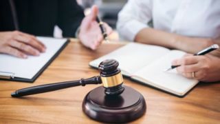 چگونه در تهران، بهترین وکیل را پیدا کنیم؟ بررسی تخصص وکلا