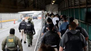 گاردین: پلیس آمریکا حتی مهاجران قانونی از آمریکای لاتین را بازداشت میکند گاردین: پلیس آمریکا حتی مهاجران قانونی از آمریکای لاتین را بازداشت میکند