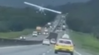 فرود هواپیمای یک نفره وسط اتوبان در برزیل فرود هواپیمای یک نفره وسط اتوبان در برزیل