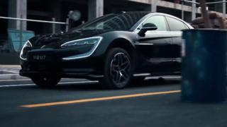 سیستم تعلیق خیرهکننده و پارک خودکار یک خودروی چینی سیستم تعلیق خیرهکننده و پارک خودکار یک خودروی چینی