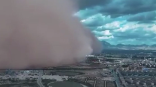 لحظهی ورود گردباد شدید به استان هبی چین لحظهی ورود گردباد شدید به استان هبی چین