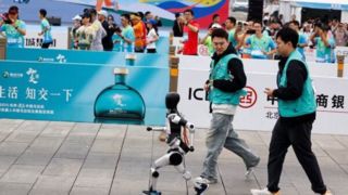 برای نخستینبار؛ مسابقه دو ماراتون بین ۲۱ ربات انساننما با انسان! برای نخستینبار؛ مسابقه دو ماراتون بین ۲۱ ربات انساننما با انسان!