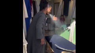 عجیب ترین نحوه اتوکشی که تاکنون ندیده اید | پاشیدن آب با دهان روی لباس! عجیب ترین نحوه اتوکشی که تاکنون ندیده اید | پاشیدن آب با دهان روی لباس!