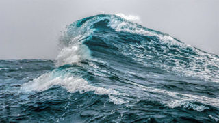 ارتفاع موج در دریای خزر به سه متر می رسد ارتفاع موج در دریای خزر به سه متر می رسد