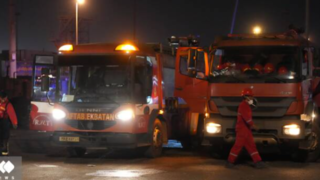 تلاش شبانه آتش‌نشانان برای اطفای حریق بندر شهید رجایی