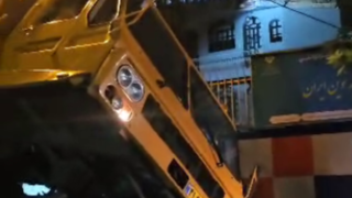 واژگونی جرثقیل ۶۰ تنی در تهران