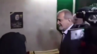 توصیه مادر شهید رئیسی به پزشکیان؛ سوار هلیکوپتر نشو!! توصیه مادر شهید رئیسی به پزشکیان؛ سوار هلیکوپتر نشو!!