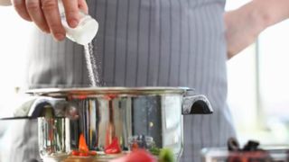 ترفندها و روش‌های رفع شوری غذا