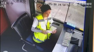 تصاویر دوربین مداربسته از لحظه ورود مار به کابین عوارضی