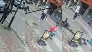 سقوط هولناک چراغبرق روی یک زن در پی بیاحتیاطی یک مرد سقوط هولناک چراغبرق روی یک زن در پی بیاحتیاطی یک مرد