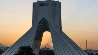 لحظه طلوع خورشید از پشت دماوند