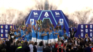 جشن قهرمانی بازیکنان و آتش‌بازی هواداران ناپولی پس از قهرمانی در سری A