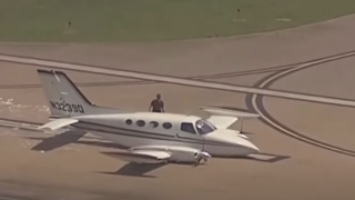 فرود اضطراری و شگفتانگیز یک هواپیما بدون چرخ فرود اضطراری و شگفتانگیز یک هواپیما بدون چرخ