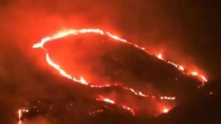 آتش سوزی هولناک در سرسبزترین منطقه عربستان سعودی | ۱۰ کیلومتر جنگل خاکستر شد آتش سوزی هولناک در سرسبزترین منطقه عربستان سعودی | ۱۰ کیلومتر جنگل خاکستر شد