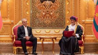 بدرقه گرم و صمیمی پزشکیان توسط پادشاه عمان/ عمانیها برای رئیسجمهور، به صف شدند بدرقه گرم و صمیمی پزشکیان توسط پادشاه عمان/ عمانیها برای رئیسجمهور، به صف شدند