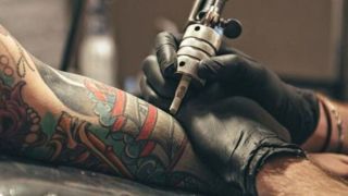 هشدار سازمان غذا و دارو آمریکا: جوهر خالکوبی خطرناک است  