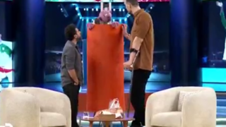 لحظه تقابل مرتضی مهرزاد قدبلندترین والیبالیست ایران و جناب خان!