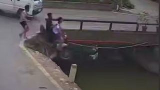 تصادف عجیب موتورسیکلت در ویتنام و سقوط به داخل گودال آب! تصادف عجیب موتورسیکلت در ویتنام و سقوط به داخل گودال آب!